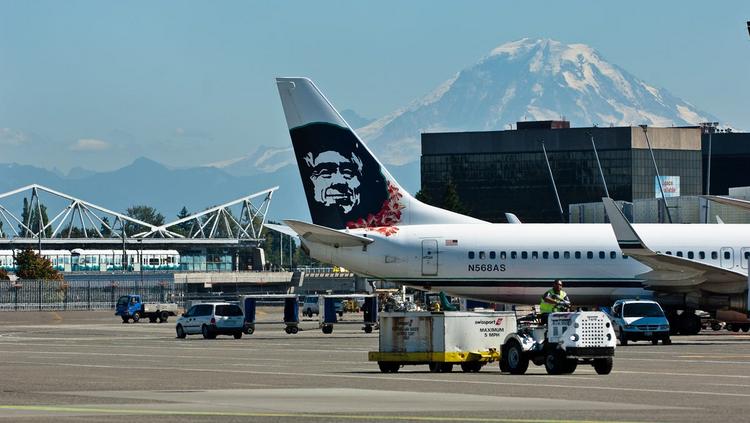 Alaska Airlines евакуювала літак після того, як у пасажира загорівся смартфон відомої марки