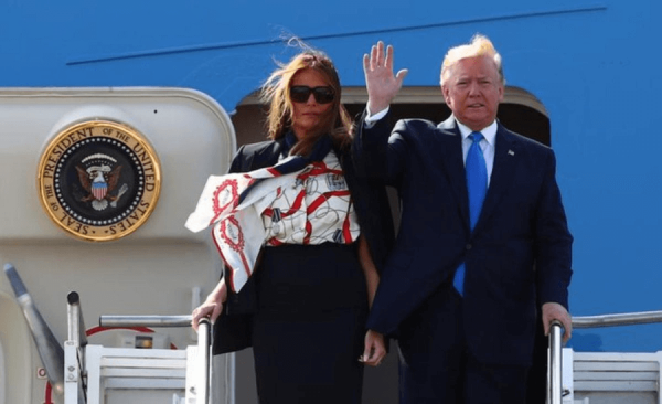 Дональд і Меланія Трамп на трапі літака