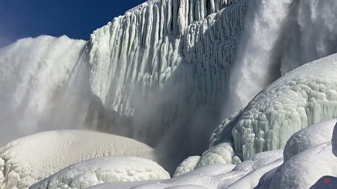  Ніагарський водоспад замерзає на льоту 