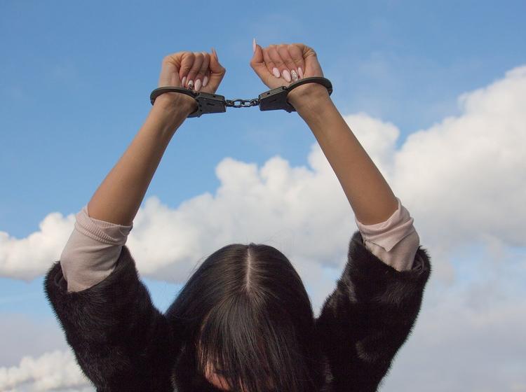  пасажирка напала на стюардесу, яка відмовилася забрати у неї пластиковий стаканчик 