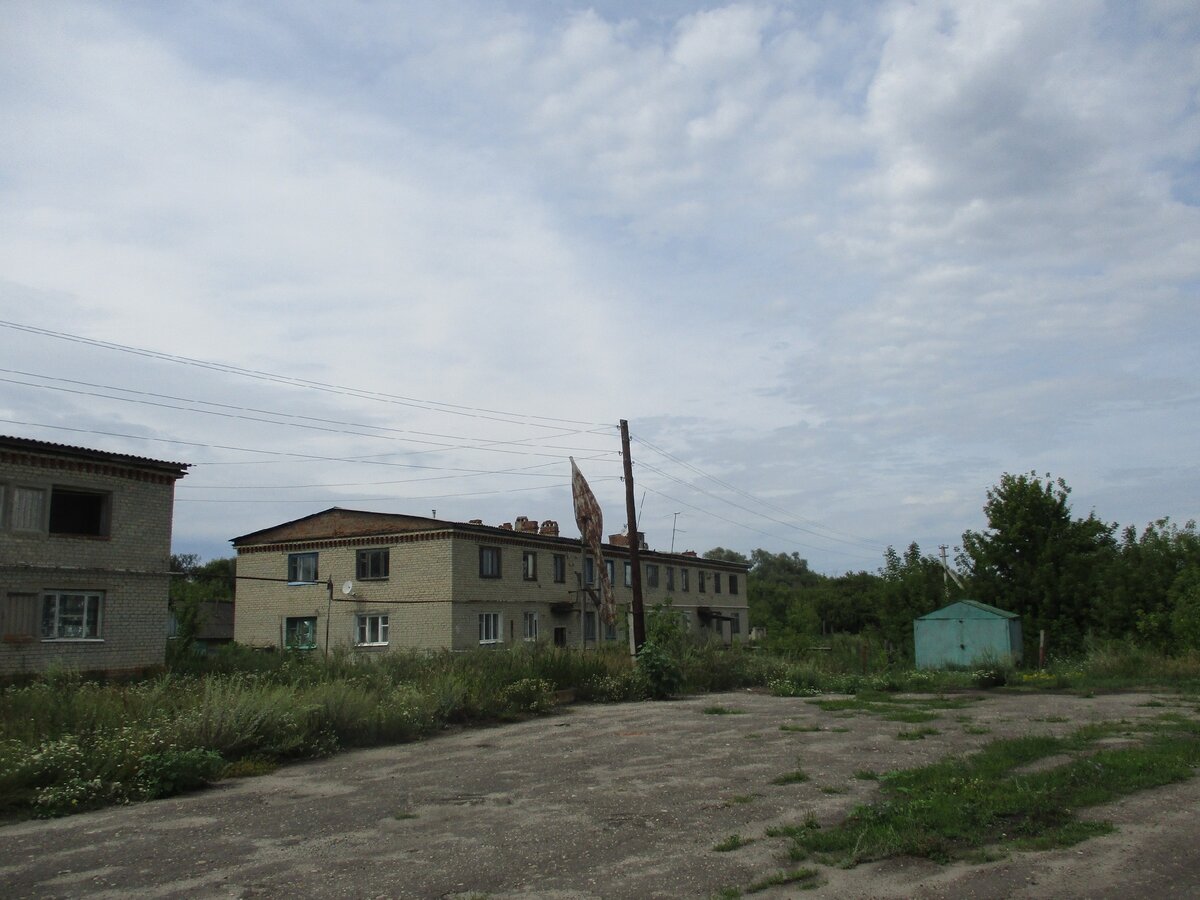  ті самі двоповерхові будинки і загадкова металева конструкція