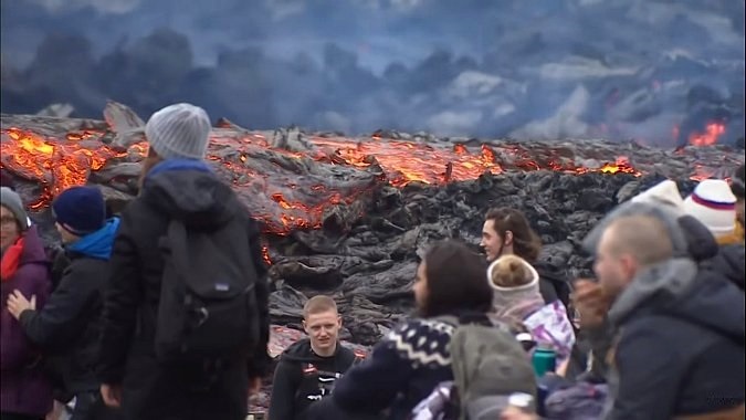  в Ісландії вирішили приготувати хот-доги на вулкані: відео