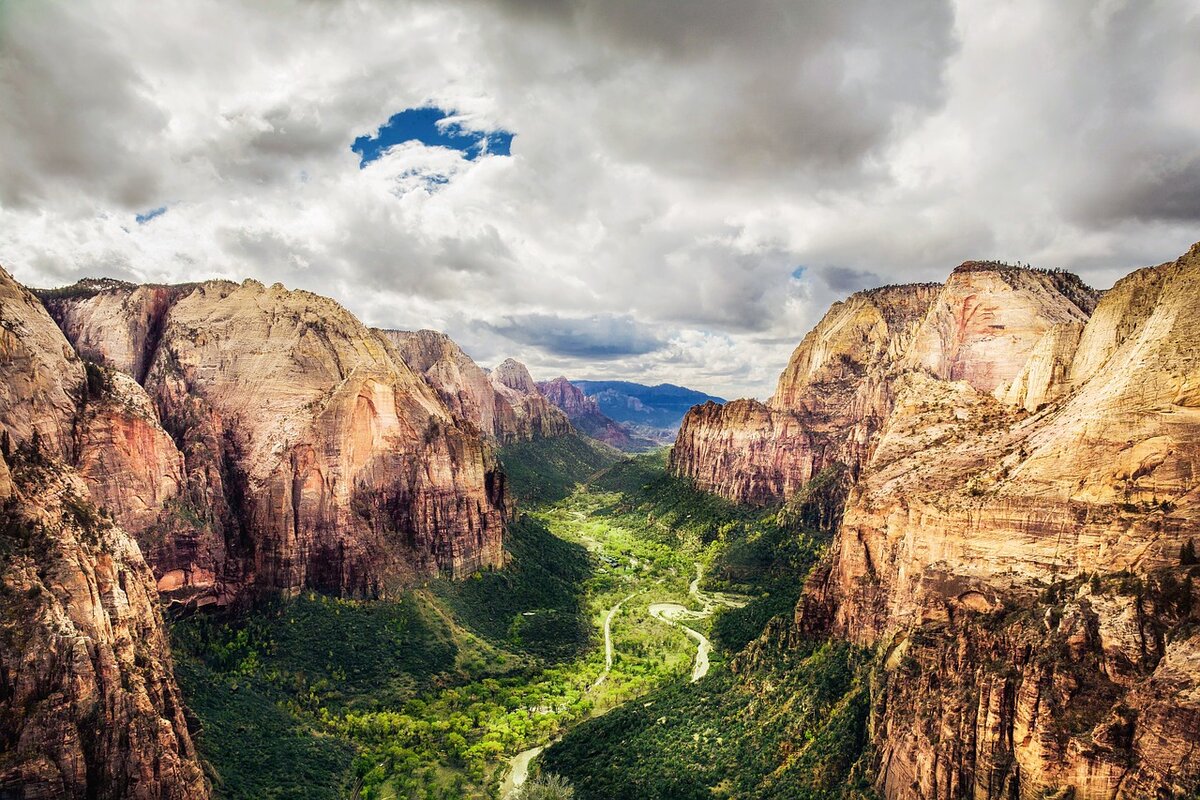  джерело https://cdn.pixabay.com/photo/2017/12/03/14/15/gorge-2994975_1280.jpg 