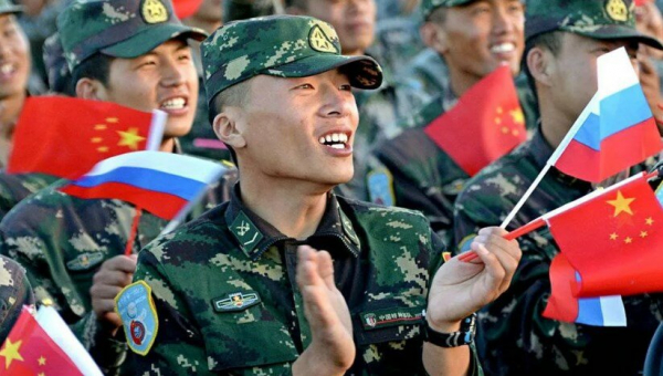  НВАК Китаю з російськими прапорами