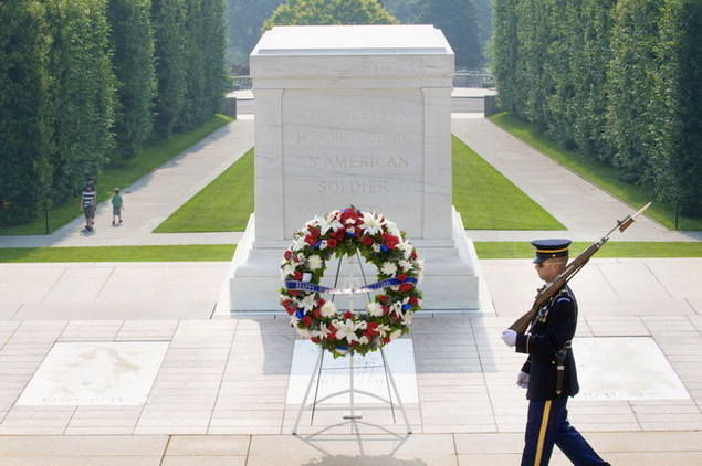 arlingtonskoe kladbishe memorial neizvestnomu soldatu Арлінгтонське національне кладовище