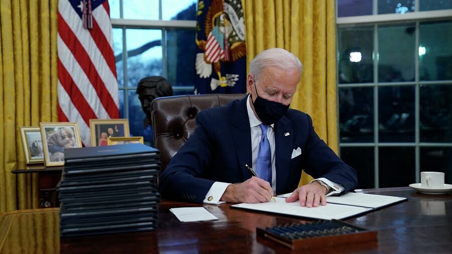Байден підписав укази, що скасовують імміграційні правила Трампа