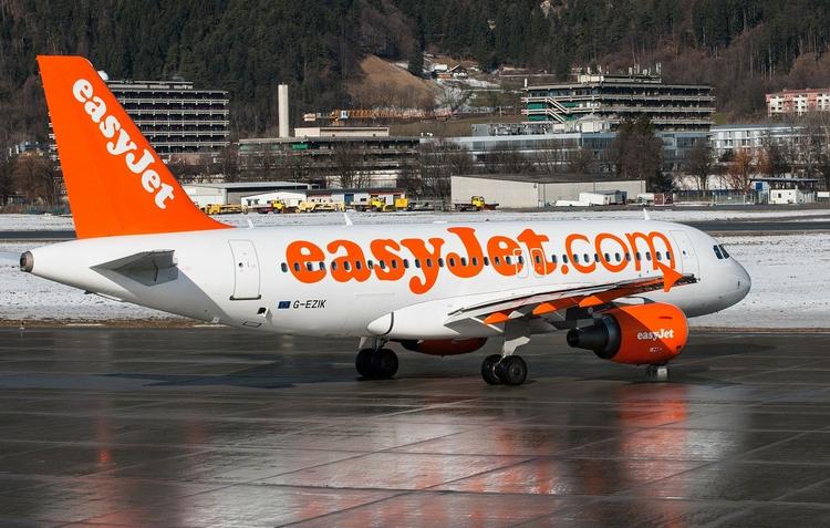 а ви знаєте, з чого сьогодні шиють уніформу льотним екіпажам літаків EasyJet?